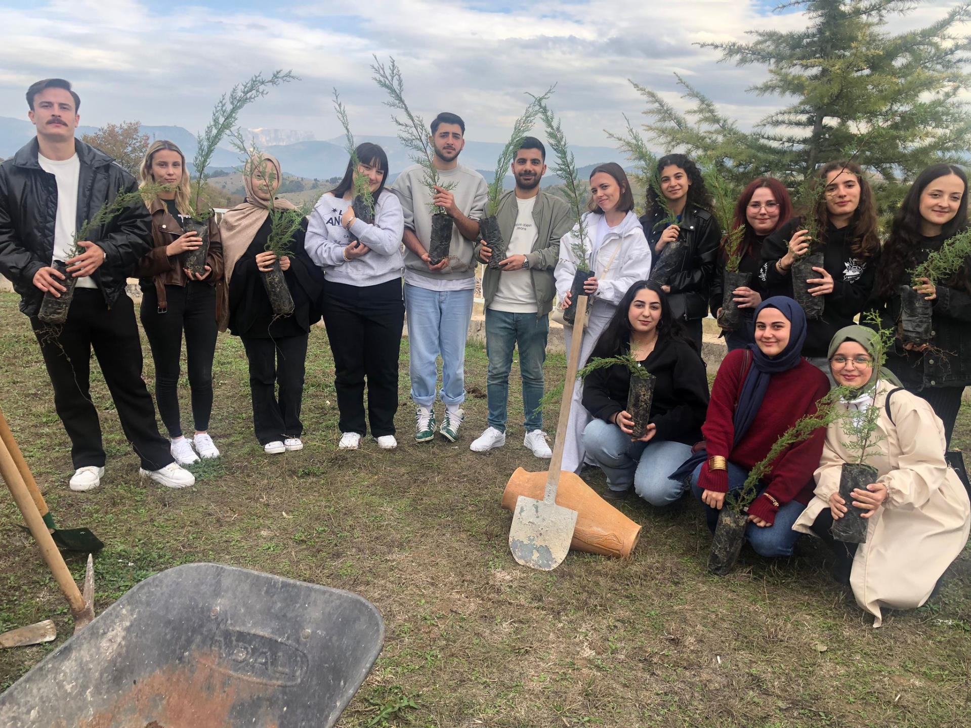 Üniversitemiz Söğüt Meslek Yüksekokulunda Yeni Fidanlar Dikildi